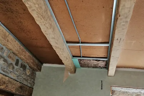 Pose de plaque de placoplatre au plafond