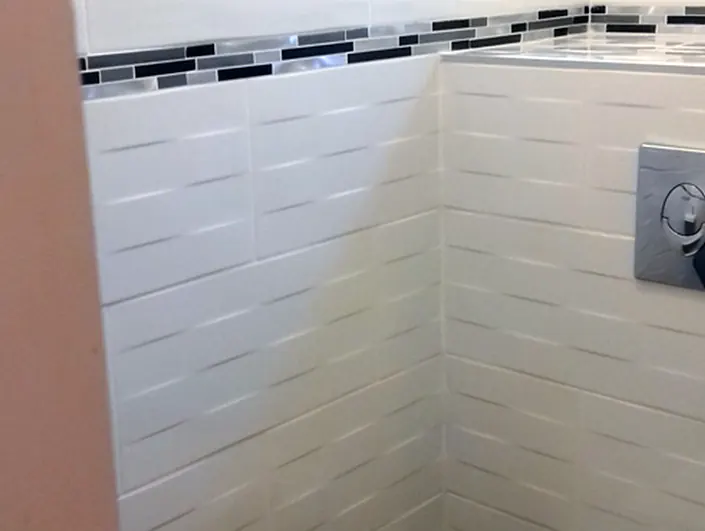 Salle de toilette carrelée